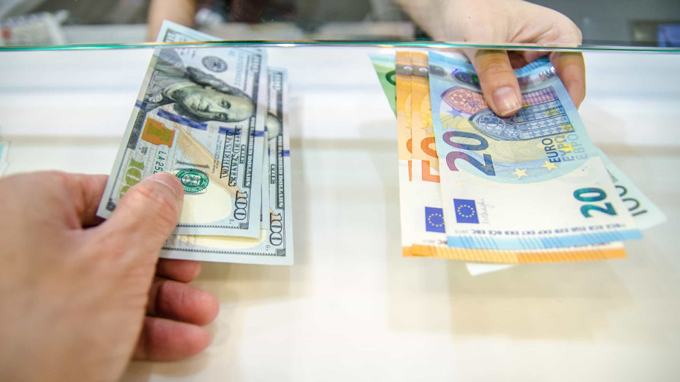 Euro recua face ao dólar para valor mínimo em duas semanas