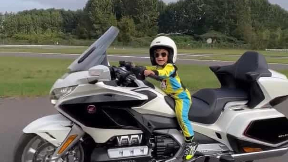 Filho de peixe... Menino de três anos já conduz uma Honda Gold Wing