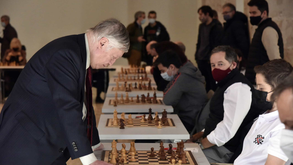Anatoly Karpov, Campeão Mundial de Xadrez, está em coma induzido