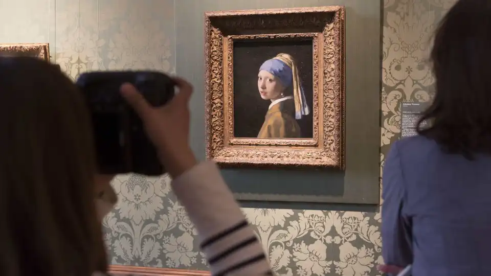 Ativistas que atacaram quadro de Vermeer condenados a pena de prisão