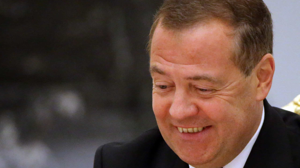 Medvedev culpa "sacanas dos EUA" por "ato terrorista e vil" na Crimeia
