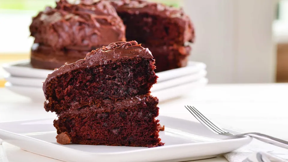 Vai querer comer de manhã à noite este bolo de chocolate molhadinho