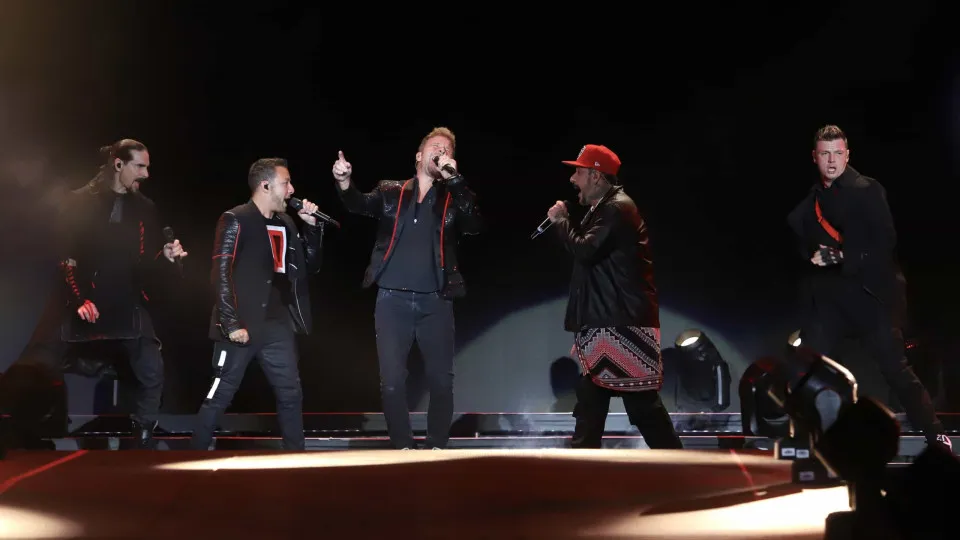 Nick Carter chora em palco horas depois da morte do irmão