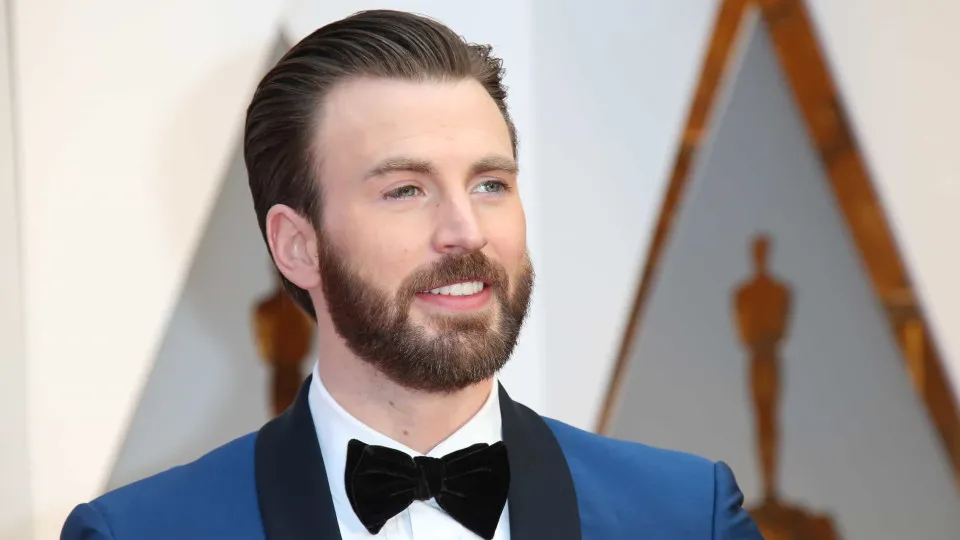 Chris Evans exibe aliança de casamento pela primeira vez em público