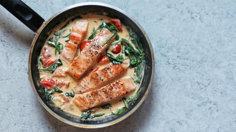 Ninguém resiste a esta receita de salmão com um molho de tomate cremoso