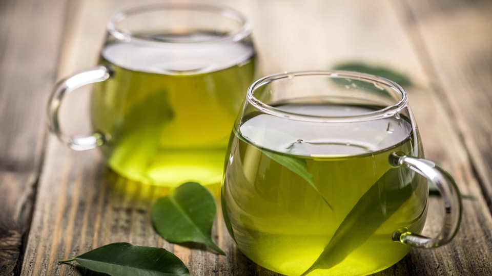 Prepara o chá verde com água a ferver? Está a estragar todo o sabor