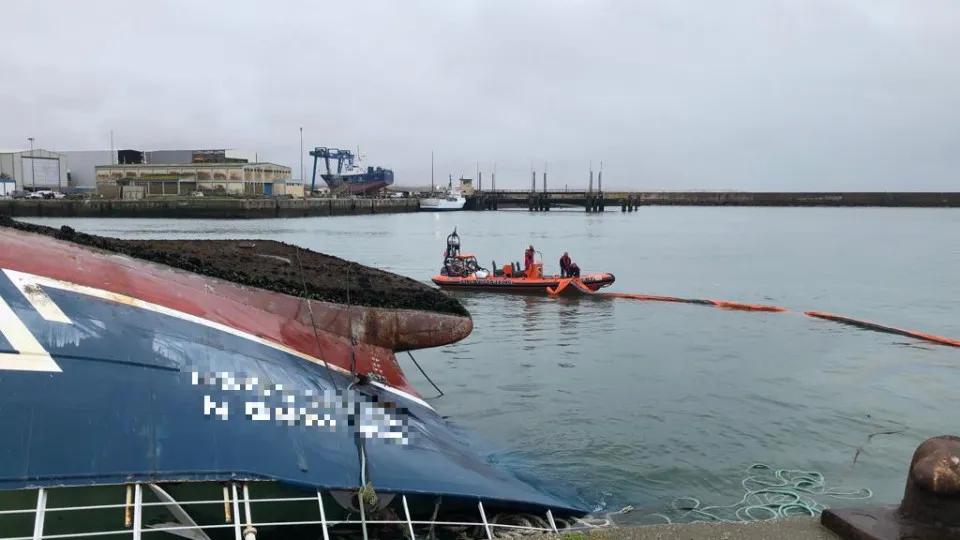 Navio de pesca do largo sem tripulantes vira no porto de Peniche