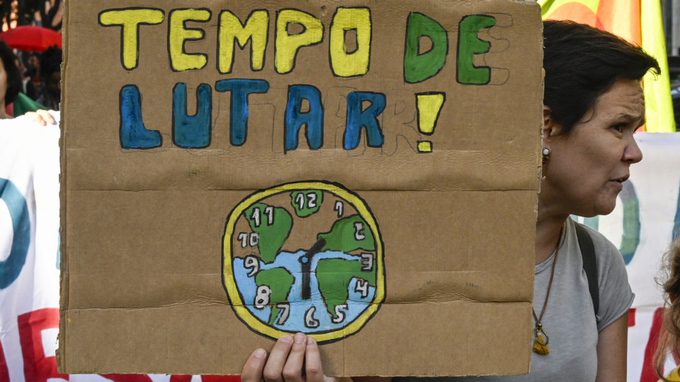 Climáximo substitui cartazes na Baixa de Lisboa em protesto