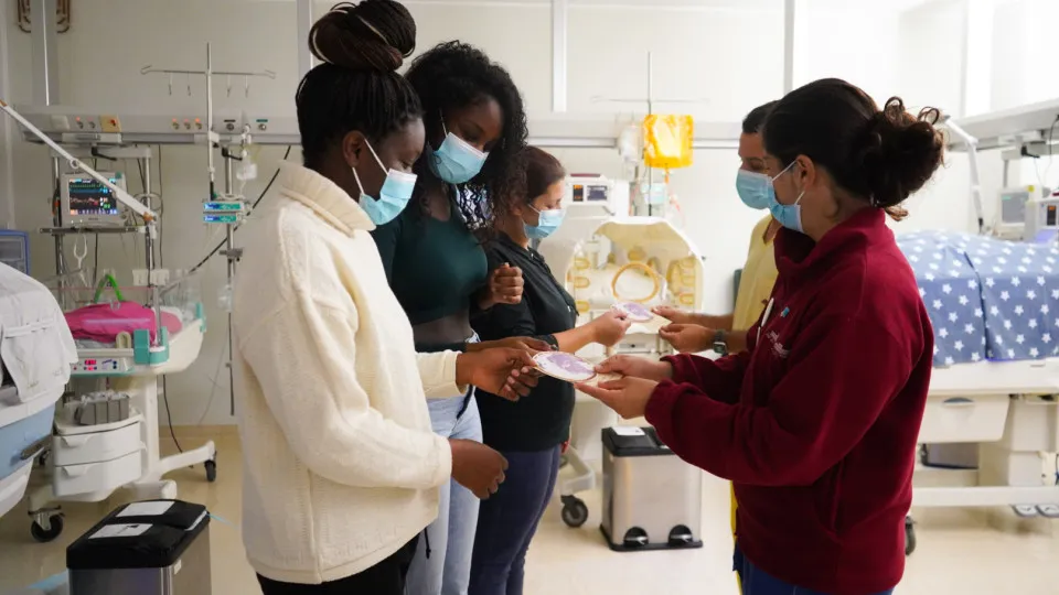 Dia Mundial da Prematuridade. "O abraço dos pais é uma terapia poderosa"