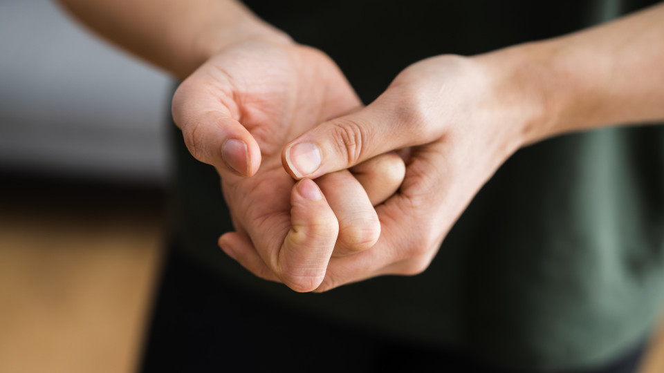 Estalar os dedos causa artrite? Especialistas respondem