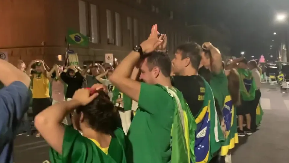 Apoiantes de Bolsonaro pedem ajuda extraterrestre após eleição falhada
