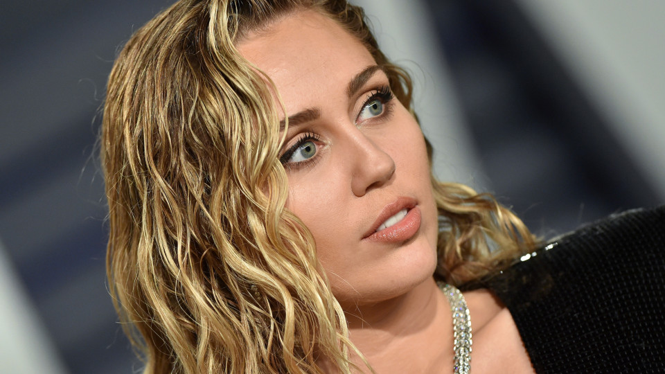 Miley Cyrus fala sobre a polémica foto seminua que tirou aos 15 anos