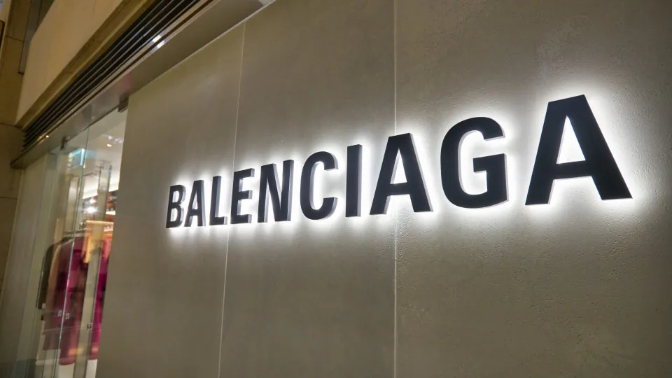 Balenciaga nas bocas do mundo. Marca pede desculpa por campanha polémica