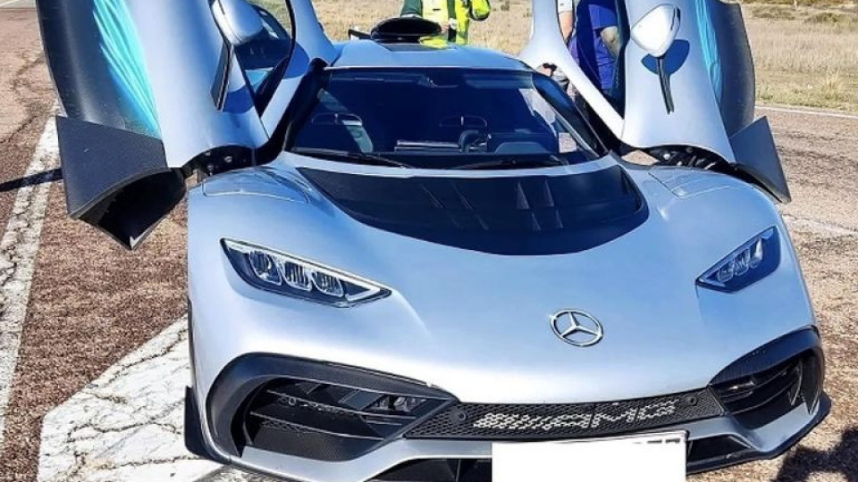 A 199 km/h. O primeiro Mercedes-AMG One que a polícia mandou parar