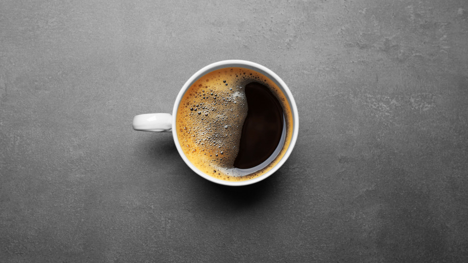 Dois cafés por dia duplicam risco de doença em hipertensos
