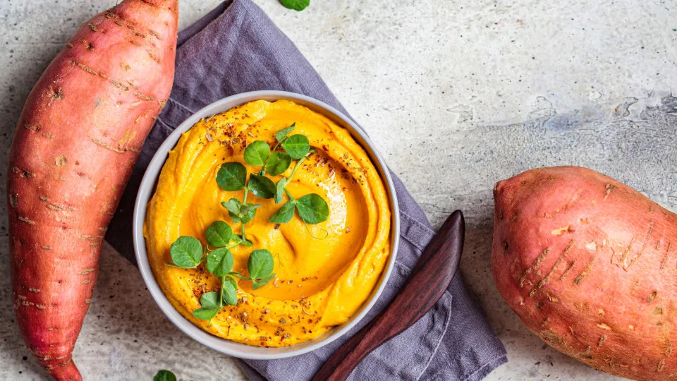 Quer um snack diferente? Aprenda a fazer húmus com batata-doce