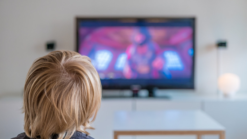 Crianças que veem muita televisão estão mais vulneráveis a certos vícios