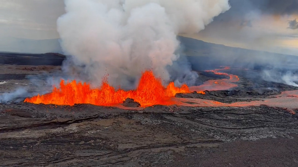 Imagens demonstram rios de lava no vulcão Mauna Loa, no Havai