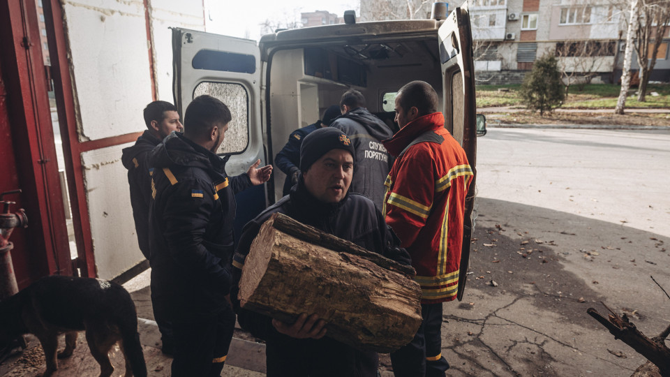 População de Bakhmut prepara lenha para inverno muito duro