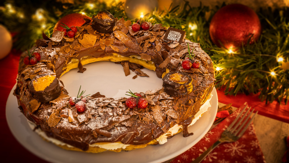 Vai querer esta coroa de éclair na mesa dos doces de Natal