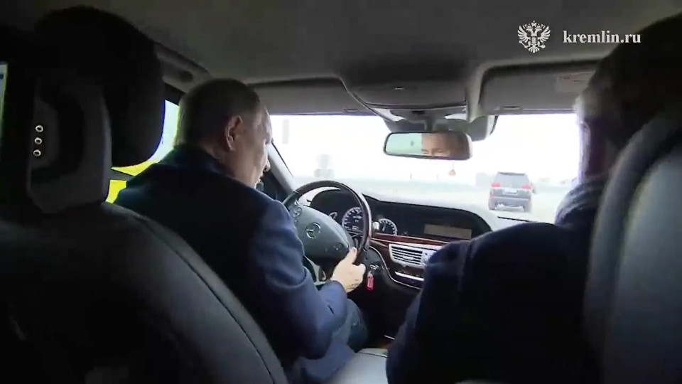 Vídeo. Ponte da Crimeia reabre ao tráfego e conta com visita de Putin