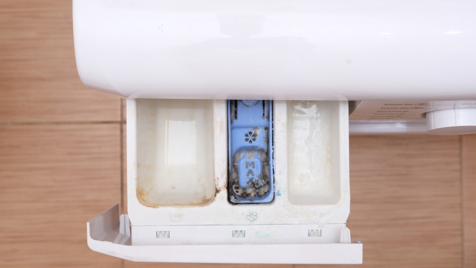 O truque para limpar a gaveta da máquina da roupa - e evitar maus cheiros