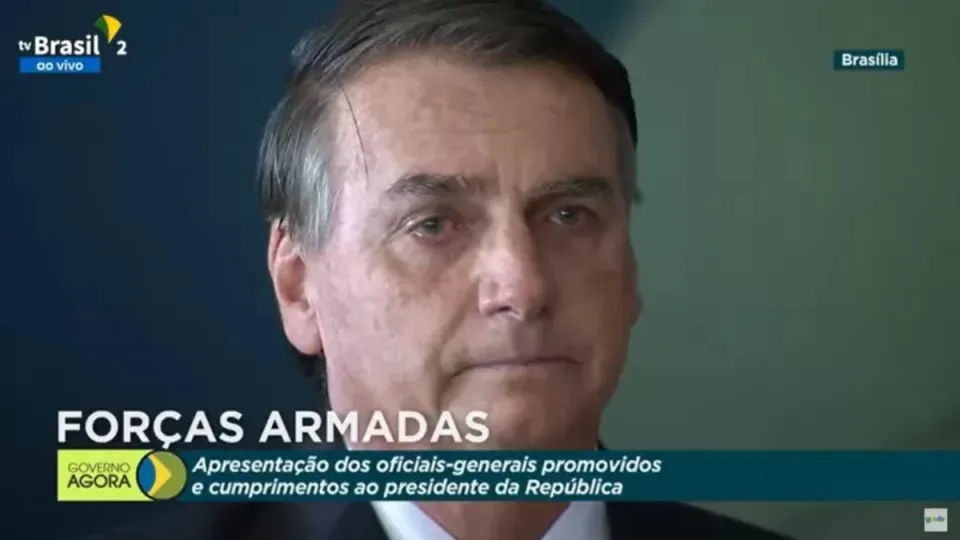 Bolsonaro emociona-se durante evento militar em Brasília. E há imagens