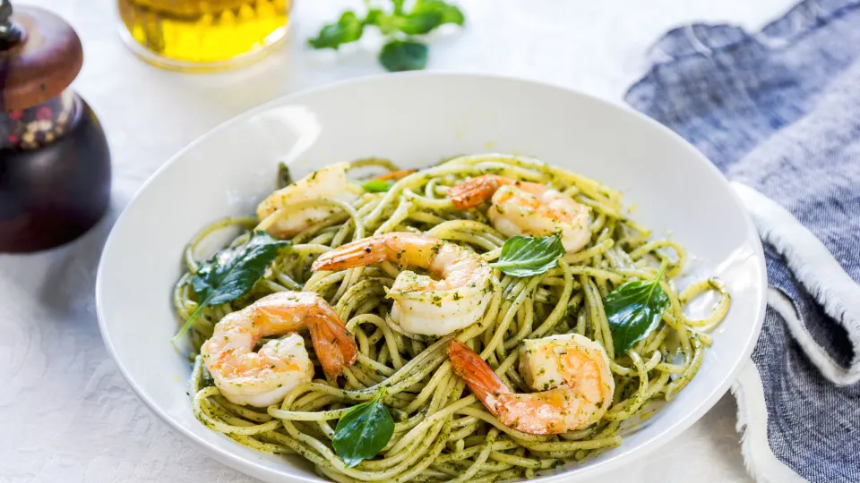 Fazer pesto caseiro é difícil? Esta massa com camarão prova o contrário