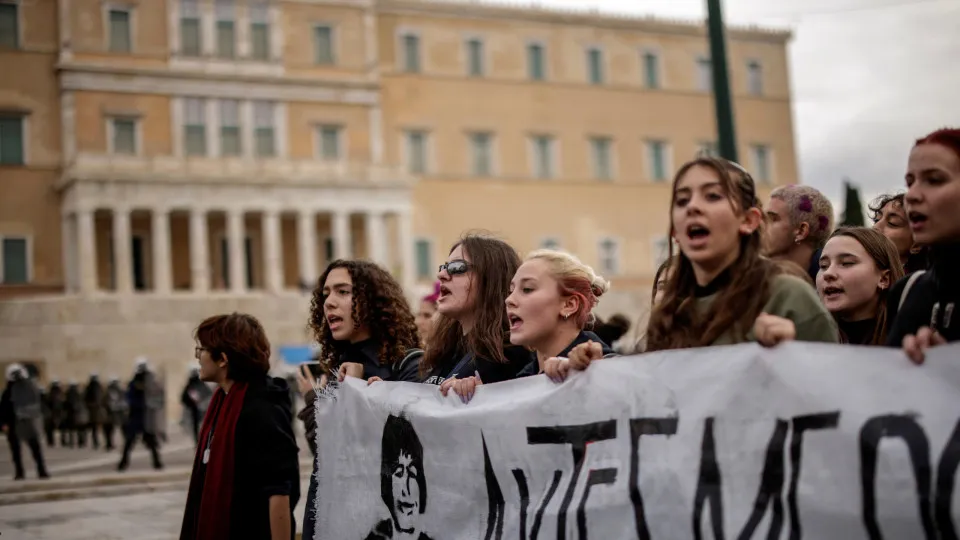 Centenas manifestam-se em Atenas para evocar morte de adolescente