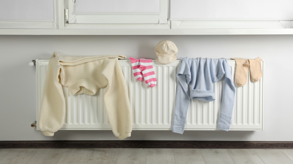 Truques para secar a roupa dentro de casa (e sem gastar muita energia)