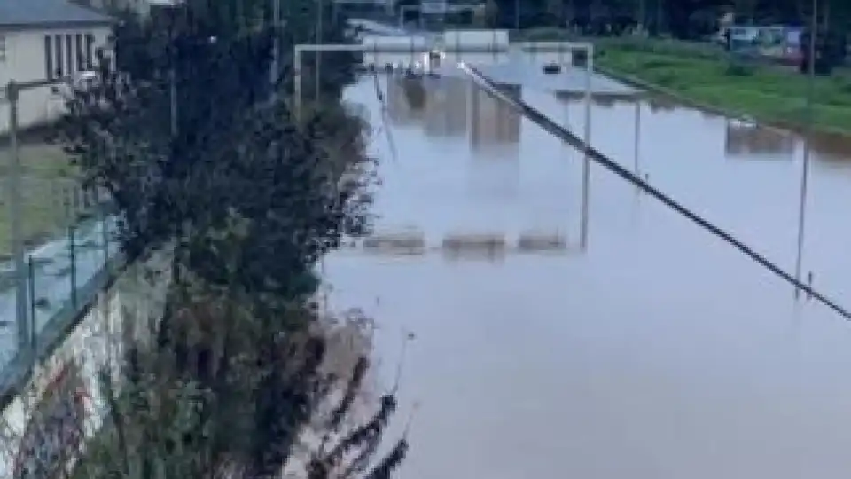 Vídeo mostra Radial de Benfica inundada após temporal. Via intransitável