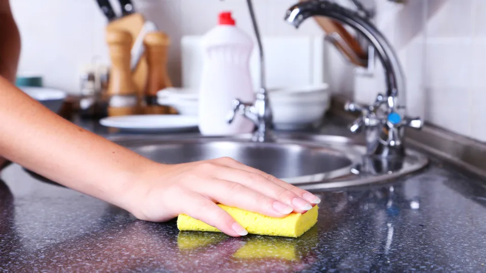 O molho para saladas que faz 'maravilhas' na limpeza da cozinha