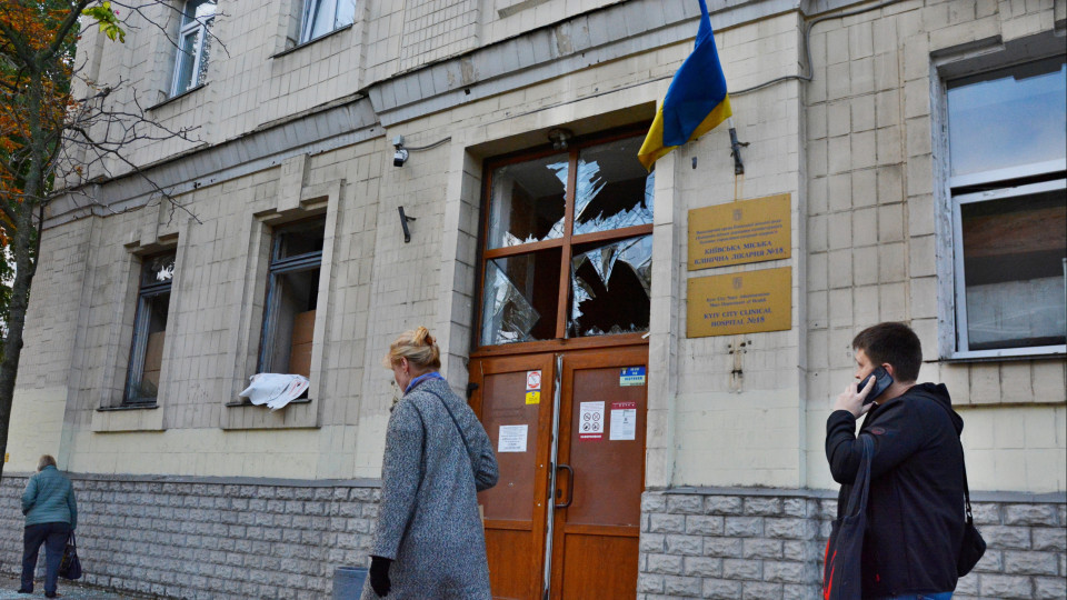 Dois hospitais em Kyiv evacuados devido a ameaça de bombardeamentos