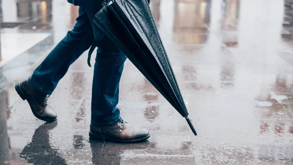 Saiba como secar os sapatos encharcados depois de um dia de chuva