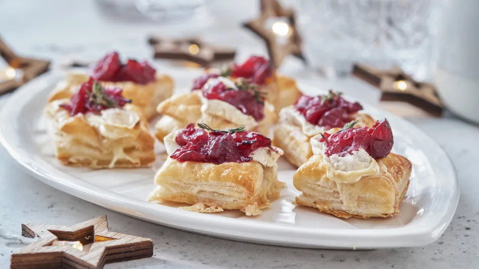 Junte brie, massa folhada e uma compota. O jantar vai começar bem melhor
