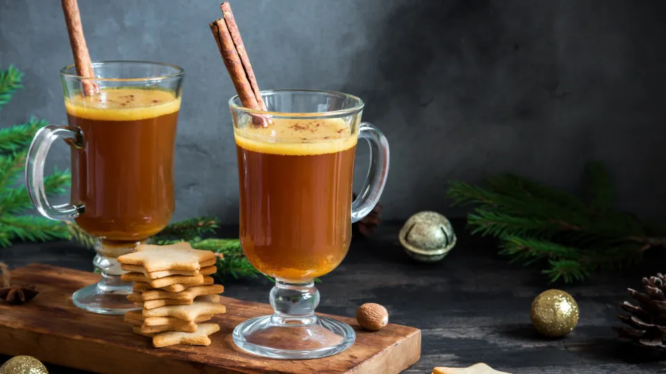 Use rum e uma mão cheia de especiarias para fazer esta bebida quente