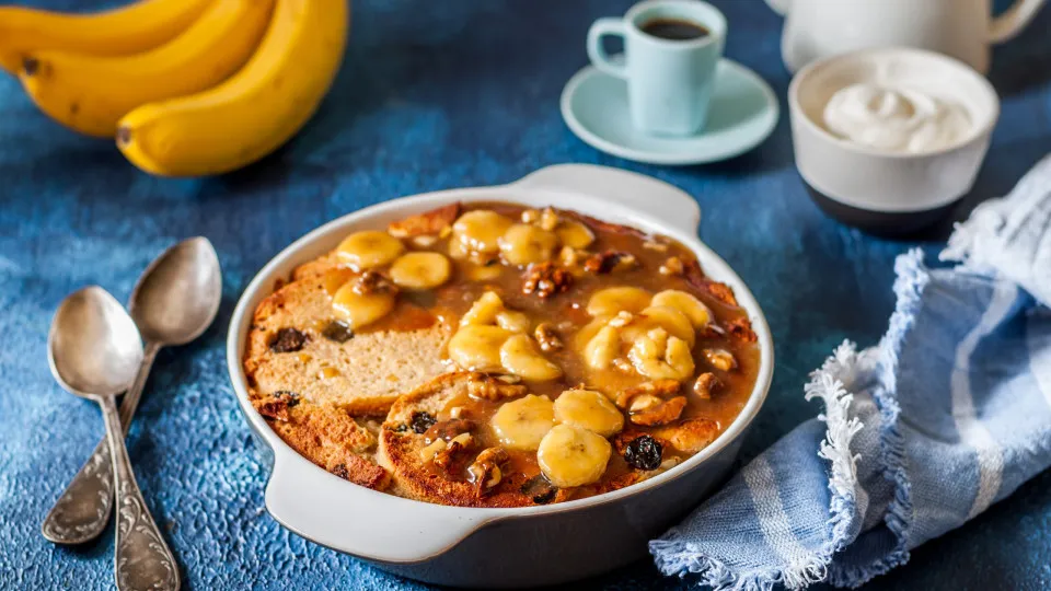 Pão a ficar duro? Faça este bolo com banana e chocolate na frigideira