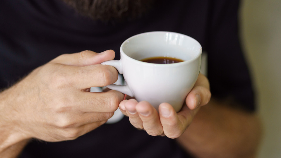 Comeu e tirou o portátil para trabalhar. Proprietário de café respondeu