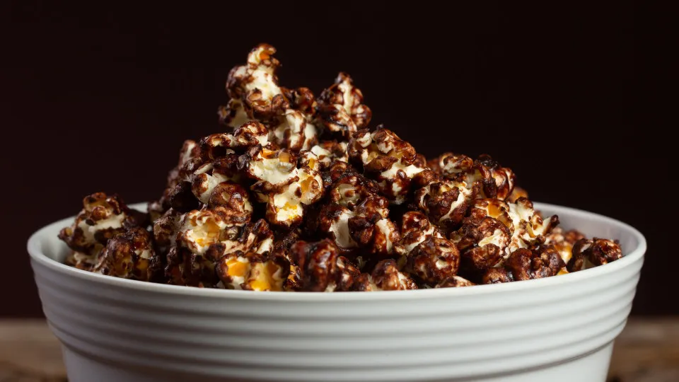 Pipocas com caramelo e chocolate para acompanhar os filmes de Natal