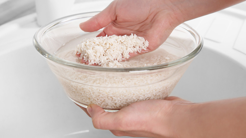 Faça arroz e reserve a água. Pode ser usada para tratar a pele e o cabelo