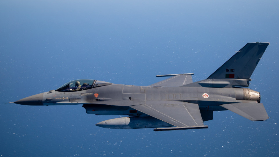 F-16 dos EUA cai no mar da Coreia do Sul. Piloto foi ejetado em segurança