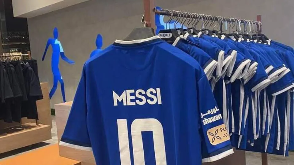 Al Hilal provoca rival Al Nassr e começa a vender camisolas... de Messi