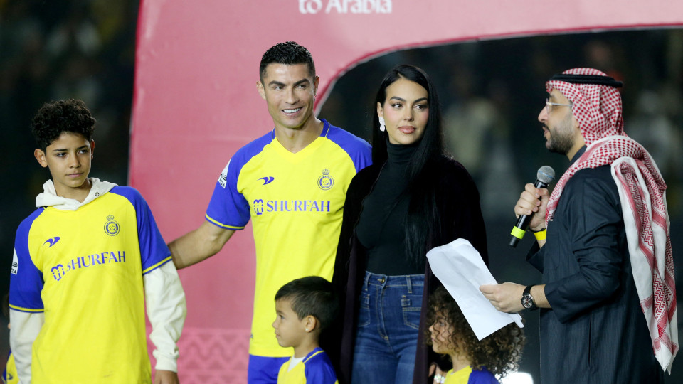 Os luxos de Ronaldo na Arábia: 3 restaurantes privados, 5 carros e...