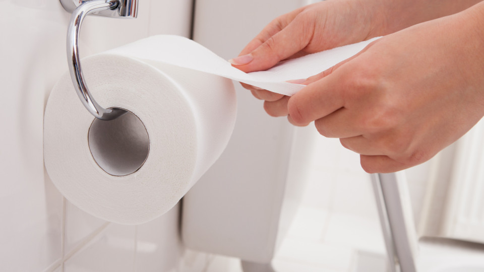 Há uma distância ideal entre o suporte de papel higiénico e a sanita