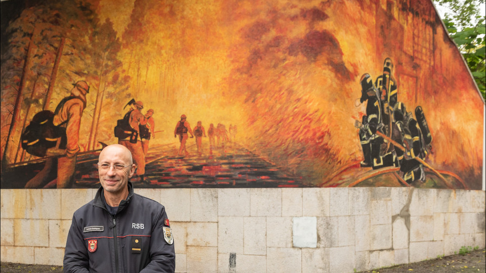 "Artista bombeiro" pinta mural dedicado à floresta em Monsanto