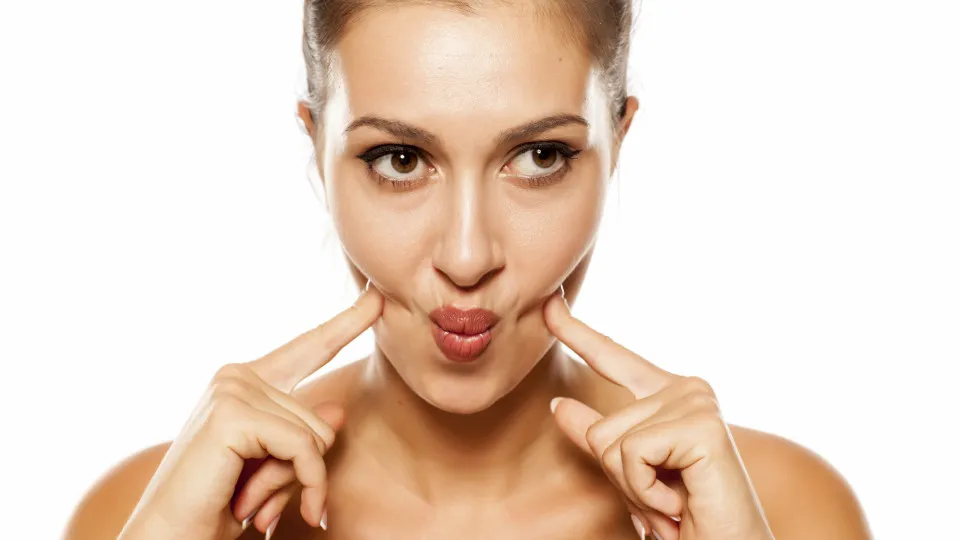 Os exercícios faciais (e não só) que ajudam a perder gordura no rosto