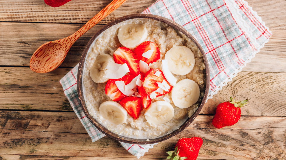 Coza quinoa com bebida vegetal e faça este pequeno-almoço nutritivo