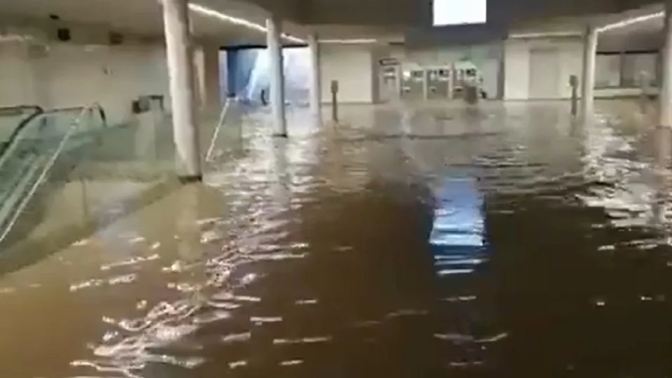 Estação de metro de São Bento ficou alagada. Eis as imagens