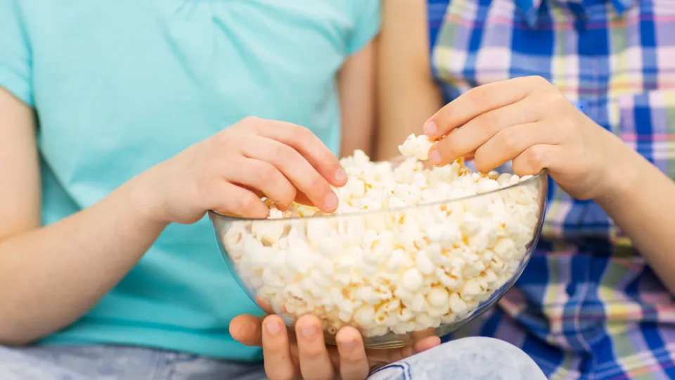 Crianças pequenas não devem comer pipocas? Saiba o que diz um pediatra