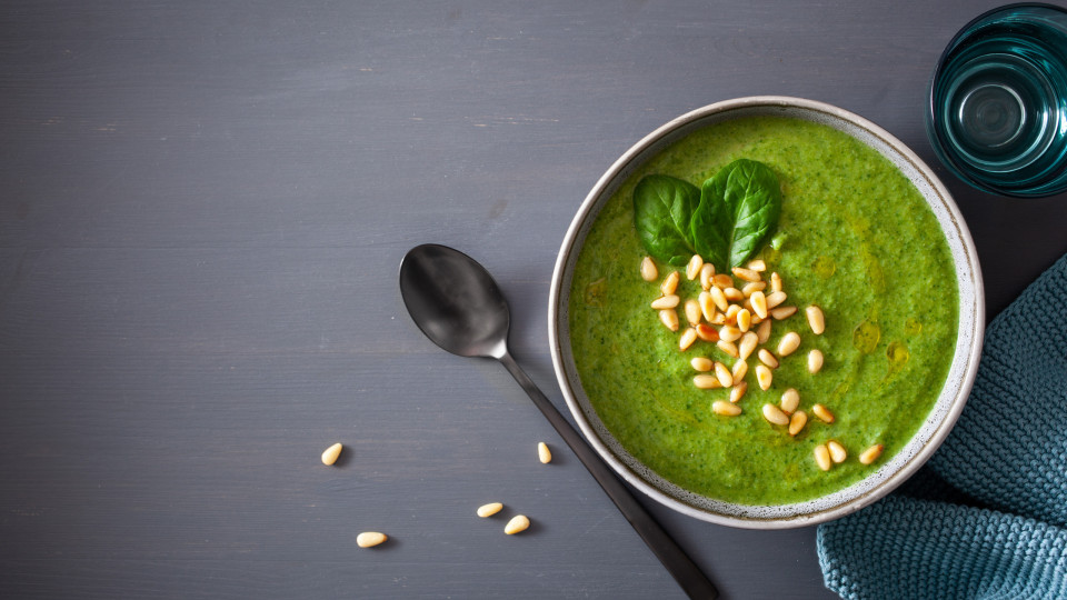 Reforce os níveis de cálcio e vitamina C com esta sopa verde